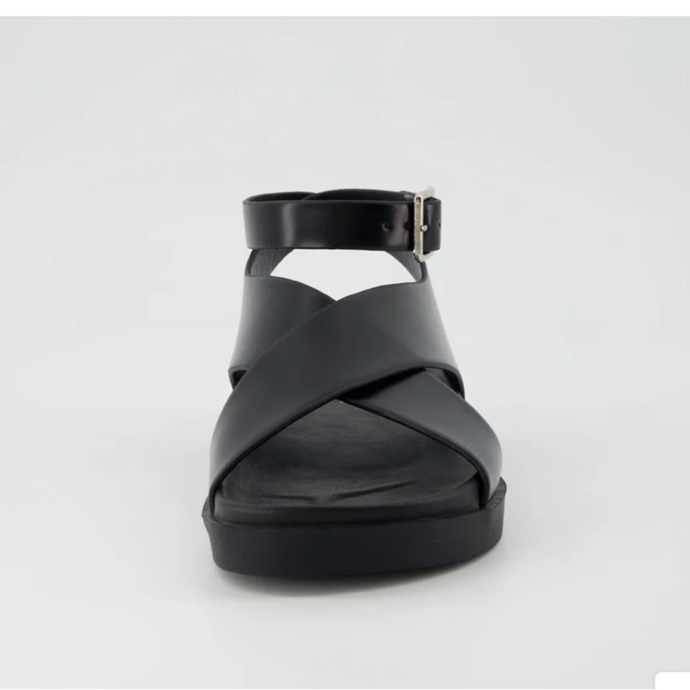 Elegant Black Cross-Strap Sandals